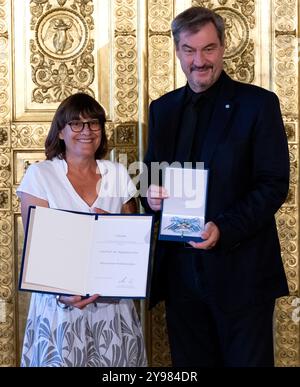 Munich, Allemagne. 09 octobre 2024. Markus Söder (CSU), ministre-président de Bavière, remet l'ordre du mérite bavarois à Magdalena Götz, neurobiologiste. Crédit : Sven Hoppe/dpa/Alamy Live News Banque D'Images