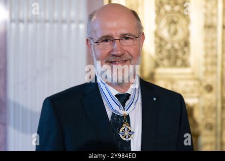 Munich, Allemagne. 09 octobre 2024. Harald Lesch, astrophysicien, journaliste et présentateur, porte l'ordre Maximilien bavarois, qui lui a été précédemment décerné par le premier ministre bavarois Söder. Crédit : Sven Hoppe/dpa/Alamy Live News Banque D'Images