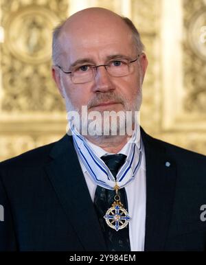 Munich, Allemagne. 09 octobre 2024. Harald Lesch, astrophysicien, journaliste et présentateur, porte l'ordre Maximilien bavarois, qui lui a été précédemment décerné par le premier ministre bavarois Söder. Crédit : Sven Hoppe/dpa/Alamy Live News Banque D'Images