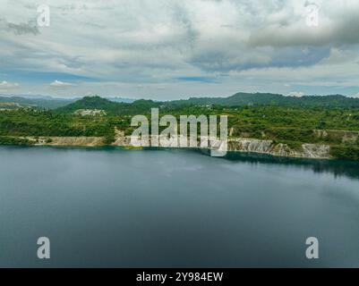 Drone aérien de carrière minière à fond inondé. Lac avec de l'eau bleue près de la fosse de sable. Sipalay, Negros, Philippines. Banque D'Images