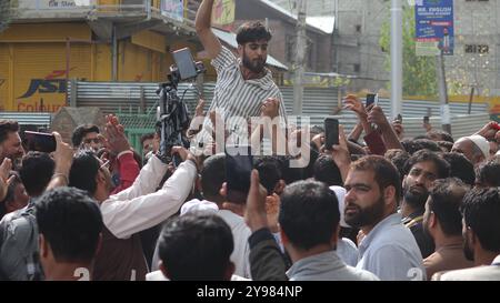 Pulwama, Jammu-et-Cachemire, Inde. 8 octobre 2024. Les partisans de la Conférence nationale du Jammu-et-Cachemire (JKNC) célèbrent à Pulwama après que le candidat de la JKNC pour la circonscription de Rajpora Ghulam Mohi-u-DIN Mir ait remporté les élections législatives. (Crédit image : © Firdous Parray/Pacific Press via ZUMA Press Wire) USAGE ÉDITORIAL SEULEMENT! Non destiné à UN USAGE commercial ! Banque D'Images