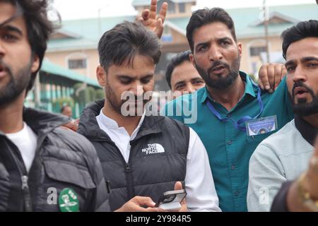 Pulwama, Jammu-et-Cachemire, Inde. 8 octobre 2024. Le Parti démocratique du peuple, candidat pour la circonscription de Pulwama Waheed-ur-Rehman para célèbre après avoir remporté les élections de l'Assemblée. (Crédit image : © Firdous Parray/Pacific Press via ZUMA Press Wire) USAGE ÉDITORIAL SEULEMENT! Non destiné à UN USAGE commercial ! Banque D'Images