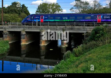 Hull trains 802301 Amy Johnson, Paragon train, East Coast main Line Railway ; Stevenage Town, Hertfordshire, Angleterre, Royaume-Uni Banque D'Images