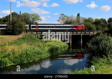 East Midlands Regional train 158 Class, East Coast main Line Railway, Stevenage Town, Hertfordshire, Angleterre, Royaume-Uni Banque D'Images