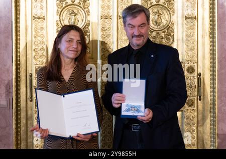 Munich, Allemagne. 09 octobre 2024. Markus Söder (CSU), premier ministre de Bavière, remet l'ordre du mérite bavarois à Annette Leipold. Crédit : Sven Hoppe/dpa/Alamy Live News Banque D'Images