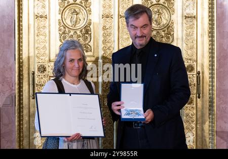 Munich, Allemagne. 09 octobre 2024. Markus Söder (CSU), ministre-président de Bavière, remet l'ordre du mérite bavarois à Beatrix Kempf, infirmière. Crédit : Sven Hoppe/dpa/Alamy Live News Banque D'Images