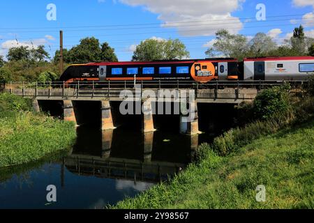 221 142 Super Voyager train, Grand Central trains, East Coast main Line Railway, Stevenage Town, Hertfordshire, Angleterre, Royaume-Uni Banque D'Images