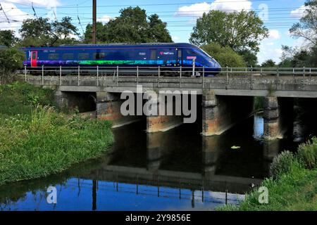 Hull trains 802301 Amy Johnson, Paragon train, East Coast main Line Railway ; Stevenage Town, Hertfordshire, Angleterre, Royaume-Uni Banque D'Images