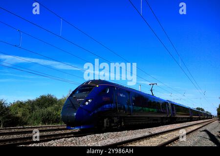 Hull trains 802301 Amy Johnson, Paragon train, East Coast main Line Railway ; Stevenage Town, Hertfordshire, Angleterre, Royaume-Uni Banque D'Images