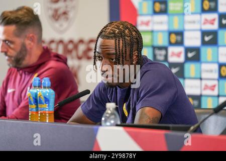 Conférence de presse de Noni Madueke lors de la session d'entraînement de l'Angleterre avant le match Angleterre - Grèce à George's Park, Burton upon Trent, Angleterre, Royaume-Uni le 8 octobre 2024 Banque D'Images