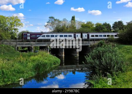 East Midlands Regional train 158 Class, East Coast main Line Railway, Stevenage Town, Hertfordshire, Angleterre, Royaume-Uni Banque D'Images