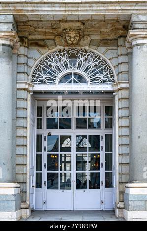 Porte à l'ancienne en verre et en bois dans la façade du Palais Royal. Banque D'Images