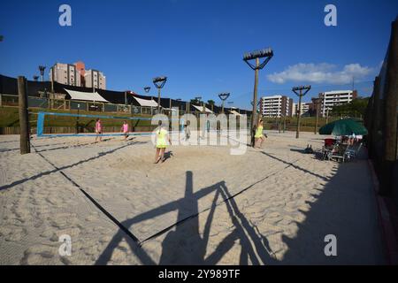 Athlètes jouant dans la compétition de tennis de plage Banque D'Images