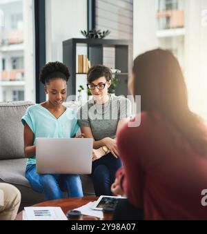 Hommes d'affaires, femmes et planification avec ordinateur portable, planification ou communication pour proposition. Employés, startup ou opportunité avec agence créative Banque D'Images