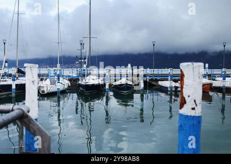 Beau port sur le lac d'Iseo, Italie Banque D'Images