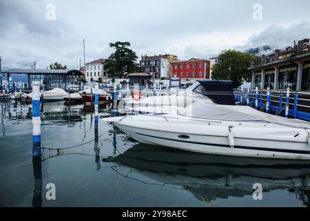 Beau port sur le lac d'Iseo, Italie Banque D'Images