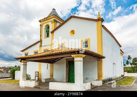 Église notre-Dame de Monte Serrat construite à la fin du XVIe siècle à la pointe de Humaitá à Salvador, Bahia Banque D'Images