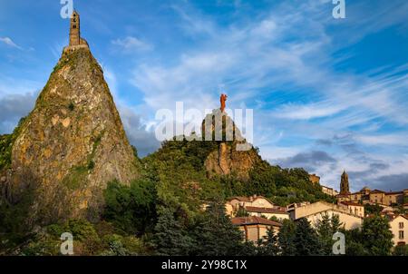 Chapelle St Michel-dAiguilhe et statue de notre-Dame de France au-dessus du clocher de la cathédrale Nore-Dame dans la ville du Puy-en-Velay, France. Banque D'Images