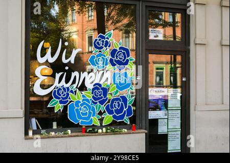 09 octobre 2024, Saxe-Anhalt, Halle (Saale) : «nous nous souvenons» est écrit sur la vitre du snack-bar kebab. La ville de Halle commémore les victimes de l'attaque terroriste de 2019, lorsqu'un attaquant armé a tenté de pénétrer dans la synagogue. Quand il a échoué, il a tiré sur deux personnes et les a tuées dans la rue et dans un magasin de kebab. Photo : Heiko Rebsch/dpa Banque D'Images