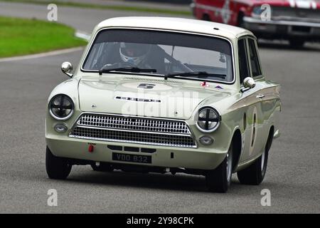 Matt Neal, Lotus-Ford Cortina Mk1, St Mary’s Trophy Race, deux séances de qualification suivies de deux courses de 25 minutes avec deux pilotes, au cours du week-end, Banque D'Images