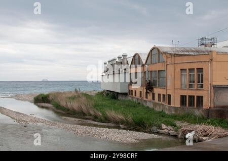 Ancien bâtiment d'usine sur le bord de la mer en Italie Banque D'Images