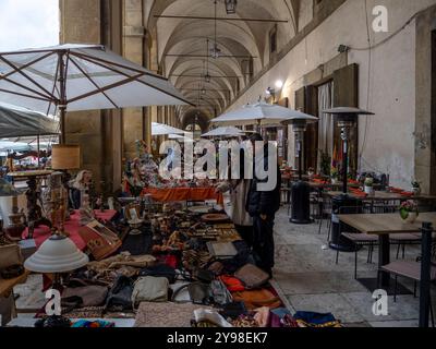 Arezzo, Italie - 10 06, 2024 : marché des antiquités à Arezzo “Fiera Antiquaria di Arezzo”. Banque D'Images