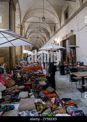 Arezzo, Italie - 10 06, 2024 : marché des antiquités à Arezzo “Fiera Antiquaria di Arezzo”. Banque D'Images