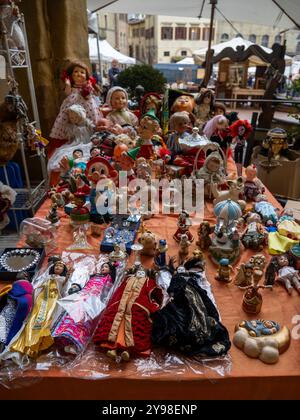 Arezzo, Italie - 10 06, 2024 : marché des antiquités à Arezzo “Fiera Antiquaria di Arezzo”. Banque D'Images