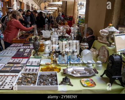 Arezzo, Italie - 10 06, 2024 : marché des antiquités à Arezzo “Fiera Antiquaria di Arezzo”. Banque D'Images