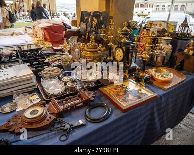 Arezzo, Italie - 10 06, 2024 : marché des antiquités à Arezzo “Fiera Antiquaria di Arezzo”. Banque D'Images