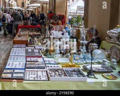 Arezzo, Italie - 10 06, 2024 : marché des antiquités à Arezzo “Fiera Antiquaria di Arezzo”. Banque D'Images