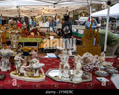 Arezzo, Italie - 10 06, 2024 : marché des antiquités à Arezzo “Fiera Antiquaria di Arezzo”. Banque D'Images