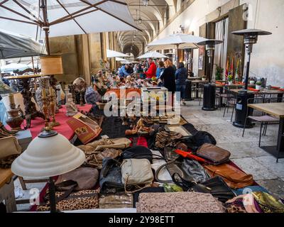 Arezzo, Italie - 10 06, 2024 : marché des antiquités à Arezzo “Fiera Antiquaria di Arezzo”. Banque D'Images