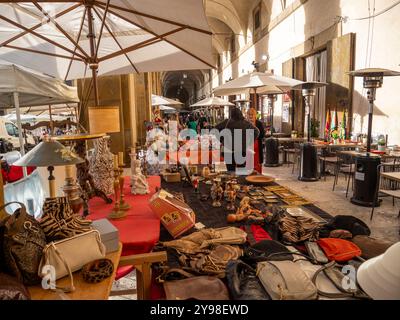 Arezzo, Italie - 10 06, 2024 : marché des antiquités à Arezzo “Fiera Antiquaria di Arezzo”. Banque D'Images