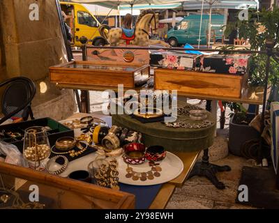 Arezzo, Italie - 10 06, 2024 : marché des antiquités à Arezzo “Fiera Antiquaria di Arezzo”. Banque D'Images