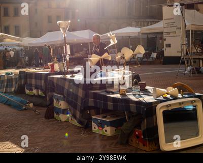 Arezzo, Italie - 10 06, 2024 : marché des antiquités à Arezzo “Fiera Antiquaria di Arezzo”. Banque D'Images