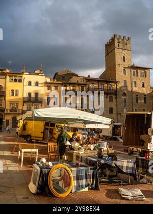 Arezzo, Italie - 10 06, 2024 : marché des antiquités à Arezzo “Fiera Antiquaria di Arezzo”. Banque D'Images