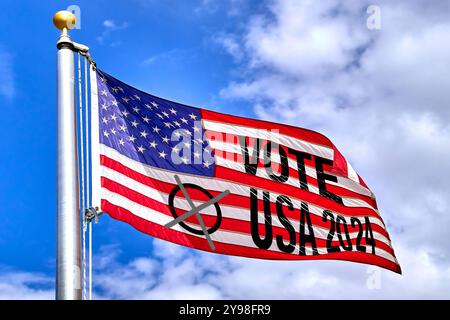 9 octobre 2024 : un drapeau américain agitant avec l'inscription : Votez Trump. Image symbolique du soutien à Donald Trump à l’élection présidentielle américaine. PHOTOMONTAGE *** Eine wehende US-Flagge mit der Aufschrift : Votez Trump. Symbolbild Unterstützung für Donald Trump zur Präsidentschaftswahl in den USA. FOTOMONTAGE Banque D'Images