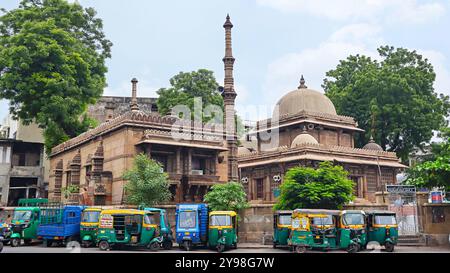 Vue large de la mosquée Rani SIPRI et salle de prière avec point de stand automatique, Ahmedabad, Gujarat, Inde. Banque D'Images