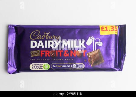 Londres, Royaume-Uni, 30 septembre 2024 :- Une vue de la confiserie Cadbury’s Dairy Milk fruit & Nut, sur fond blanc Banque D'Images