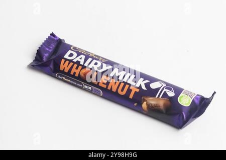 Londres, Royaume-Uni, 30 septembre 2024:- Une vue de la confiserie Cadbury's Dairy Milk Wholenut, sur fond blanc Banque D'Images