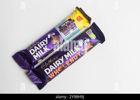 Londres, Royaume-Uni, 30 septembre 2024:- Une vue de la confiserie Cadbury's Dairy Milk et Wholenut, sur fond blanc Banque D'Images