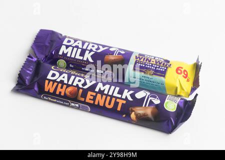 Londres, Royaume-Uni, 30 septembre 2024:- Une vue de la confiserie Cadbury's Dairy Milk et Wholenut, sur fond blanc Banque D'Images