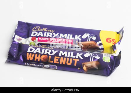 Londres, Royaume-Uni, 30 septembre 2024 :- Une vue de la confiserie Cadbury’s Dairy Milk Wholenut et Marvellous Creations, sur un dos blanc Banque D'Images