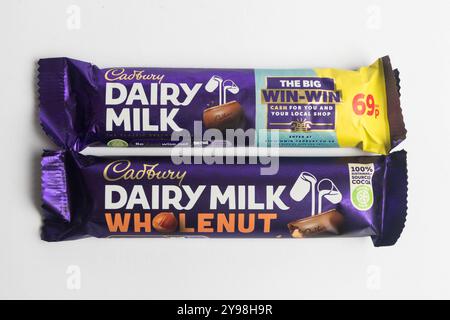 Londres, Royaume-Uni, 30 septembre 2024:- Une vue de la confiserie Cadbury's Dairy Milk et Wholenut, sur fond blanc Banque D'Images