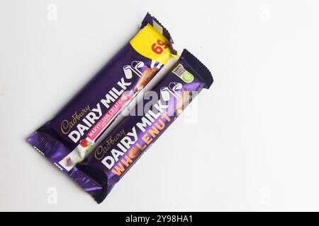 Londres, Royaume-Uni, 30 septembre 2024 :- Une vue de la confiserie Cadbury’s Dairy Milk Wholenut et Marvellous Creations, sur un dos blanc Banque D'Images