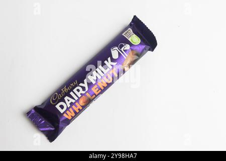 Londres, Royaume-Uni, 30 septembre 2024:- Une vue de la confiserie Cadbury's Dairy Milk Wholenut, sur fond blanc Banque D'Images