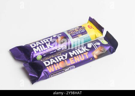 Londres, Royaume-Uni, 30 septembre 2024:- Une vue de la confiserie Cadbury's Dairy Milk et Wholenut, sur fond blanc Banque D'Images