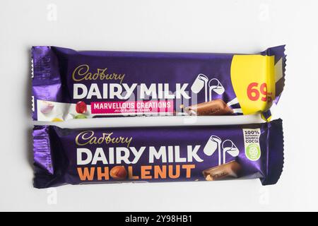 Londres, Royaume-Uni, 30 septembre 2024 :- Une vue de la confiserie Cadbury’s Dairy Milk Wholenut et Marvellous Creations, sur un dos blanc Banque D'Images