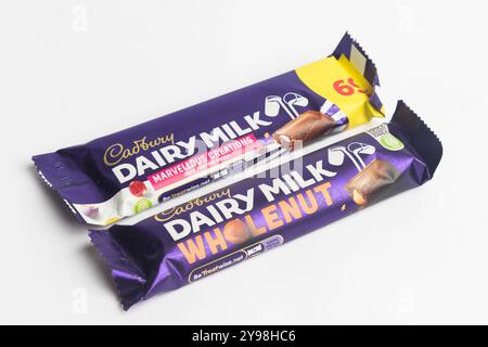 Londres, Royaume-Uni, 30 septembre 2024 :- Une vue de la confiserie Cadbury’s Dairy Milk Wholenut et Marvellous Creations, sur un dos blanc Banque D'Images